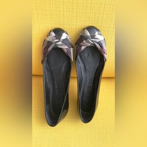 Preowned authentic
Burberry black patent leather/fabric flats size EU
38 US 8